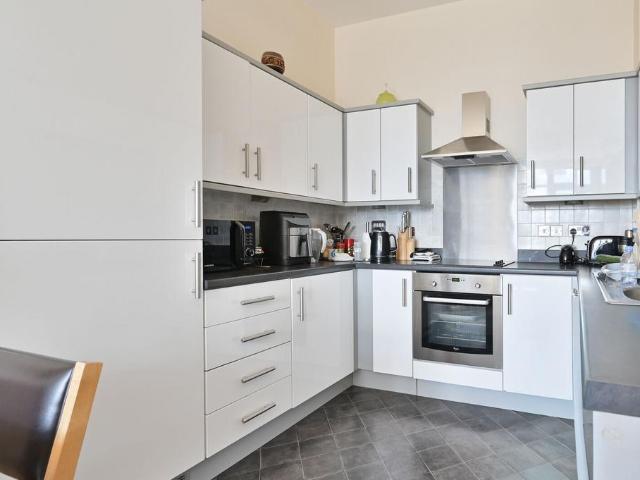 Wilmingon Close, WD18, Watford, WD18 2 bed flat to rent £1,800 pcm £415 pw