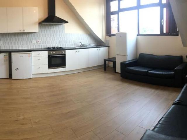 Wilmslow Road, Manchester 5 bed semi detached house to rent £2,708 pcm £625 pw