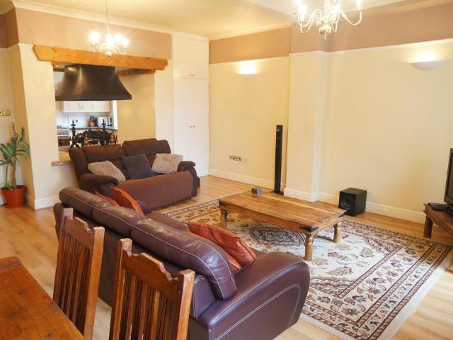 Wilmslow Road, Manchester, M20 3 bed apartment to rent £1,900 pcm £438 pw