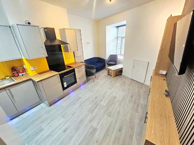 Wilmslow Road, Fallowfield. 4 bed flat to rent £1,650 pcm £381 pw