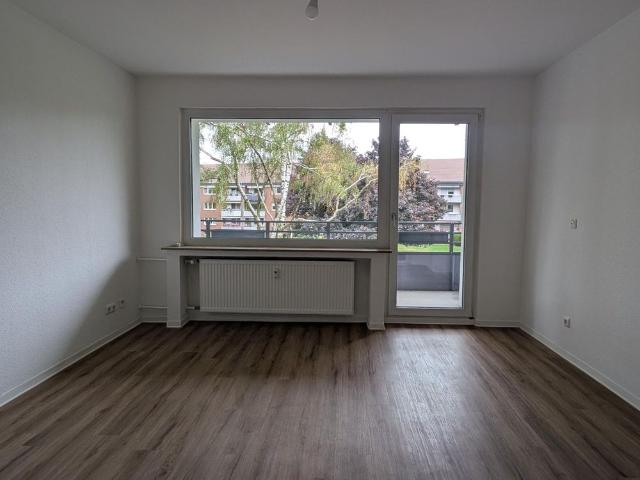 Wir modernisieren – 2 Raumwohnung mit Balkon in Angerhausen