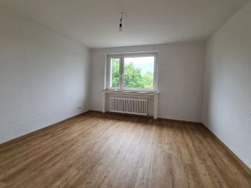 Wir modernisieren 3 Raumwohnung im Erdgeschoss mit Balkon in Rumeln