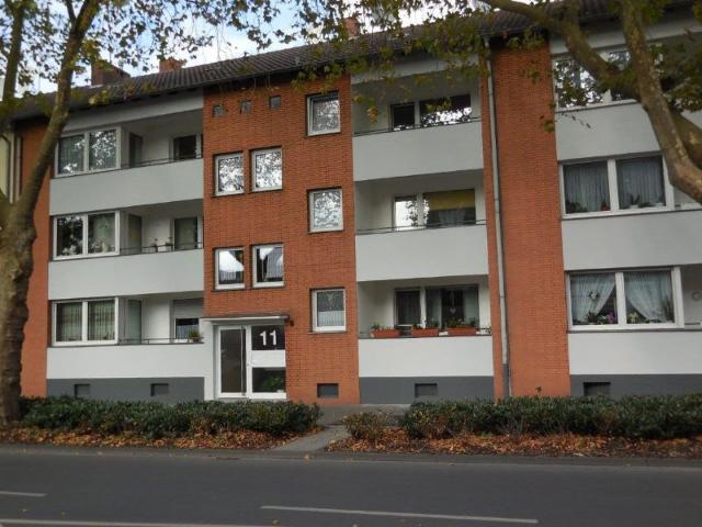 Wir modernisieren: EG Wohnung mit Tageslichtbad und Balkon!