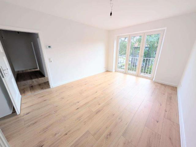 Wir renovieren für Sie: +neuer Laminat +weiße Wände +neues Tageslichtbad +Balkon