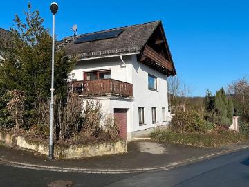 Wir verkaufen dieses hübsche Einfamilienmassivhaus in ruhiger L