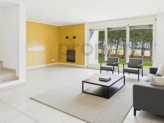 Wir verkaufen ein schönes, grosszügiges Haus in Brione sopra Minusio mit Schwimmbad und Garten. Keine Seesicht