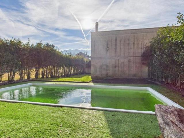 Wir verkaufen ein wunderschönes, grosszügiges Haus in Brione sopra Minusio mit Pool und Garten. Keine Seesicht