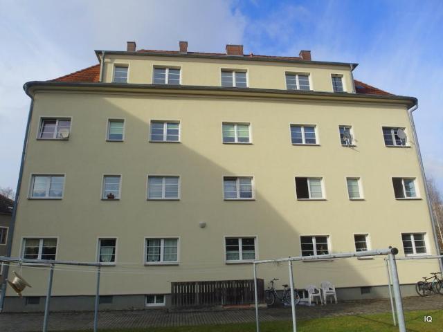 Wird noch frisch renoviert: 2,5 Zimmer Dachwohnung mit neuem Laminatboden und kleinem Bad mit Dusche
