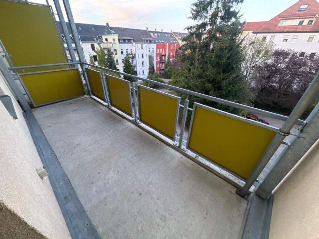 Wird noch komplett renoviert ! 3. OG + groÃer Balkon + Wanne/Dusche