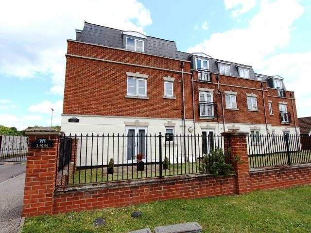 Wisteria Court, Rayleigh Road, Thundersley SS7, 2 bed flat to rent, £1,300 pcm | PrimeLocation