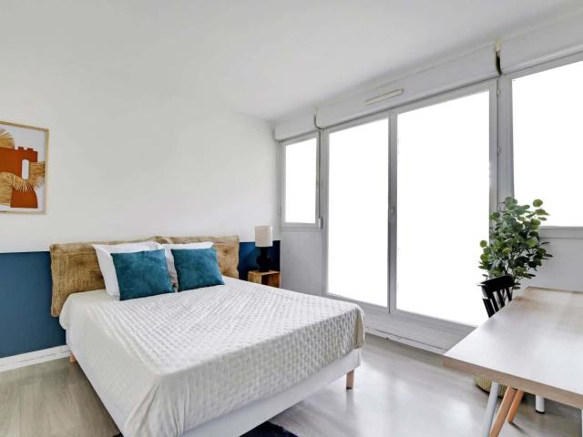 With balcony 13 m² room near Paris KRB35