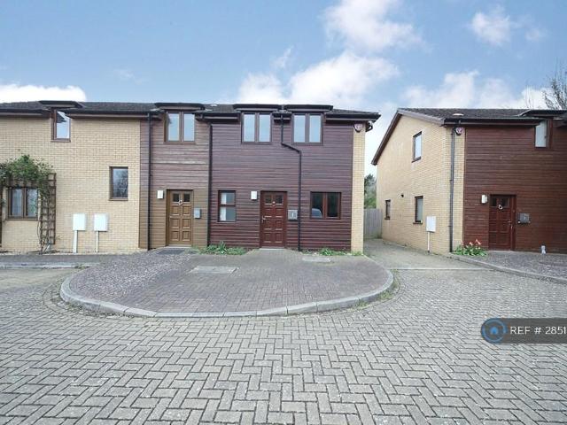 Witham Court, Bletchley, Milton. 3 bed semi detached house £1,750 pcm £404 pw
