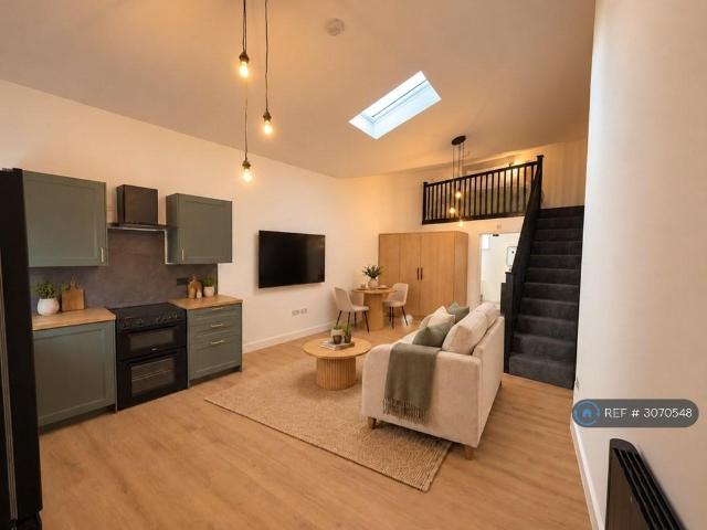 Witham Court, Hull, HU9 1 bed penthouse to rent £690 pcm £159 pw