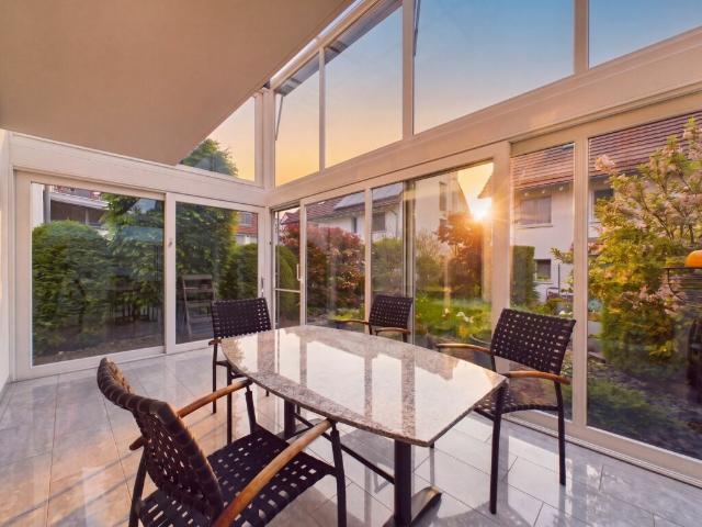 Wo Wohnqualität zuhause ist Familienhaus mit Wintergarten und Solaranlage
