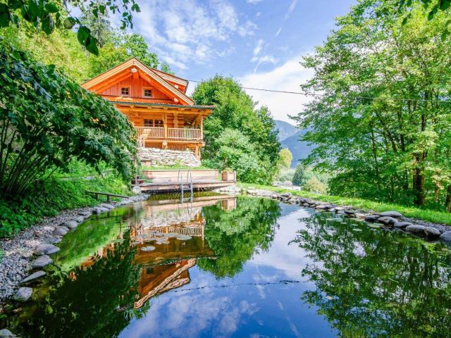 WO DAS BESONDERE ZUHAUSE IST EXKLUSIVES RUNDHOLZ CHALET IN TRAUMHAFTER NATURKULISSE!