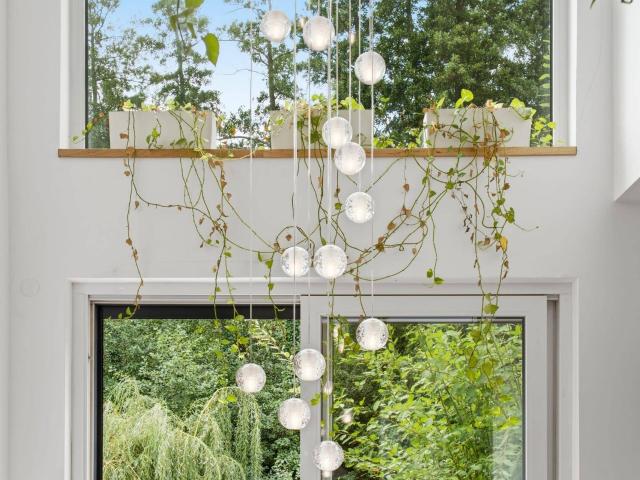 Wo Design auf Natur trifft: Ein neuwertiges Zuhause mit exklusiver Ausstattung, intelligenter Technik und unvergleichlichem Grünblick