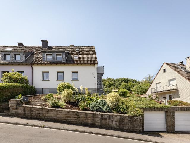 Wo Fernsicht beeindruckt und die Lage überzeugt: Einfamilienhaus mit großem Grundstück