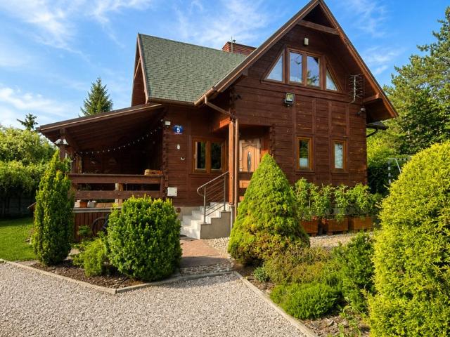 Do sprzedania urokliwy dom 91 m² z kominkiem i jacuzzi