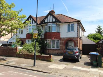 Wonderful 4 Bedroom Semi Detached House with 3 Car Drive near Zone 2 Tube and Overground Station just 10 mins to Kings Cross