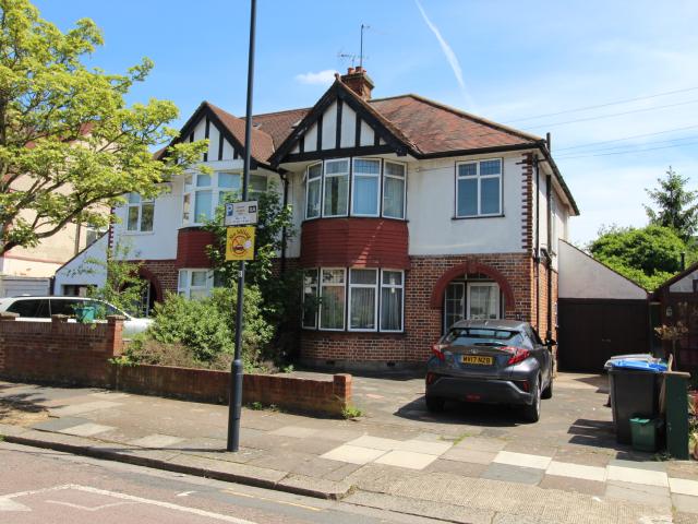 Wonderful 4 Bedroom Semi Detached House with 3 Car Drive near Zone 2 Tube and Overground Station just 10 mins to Kings Cross