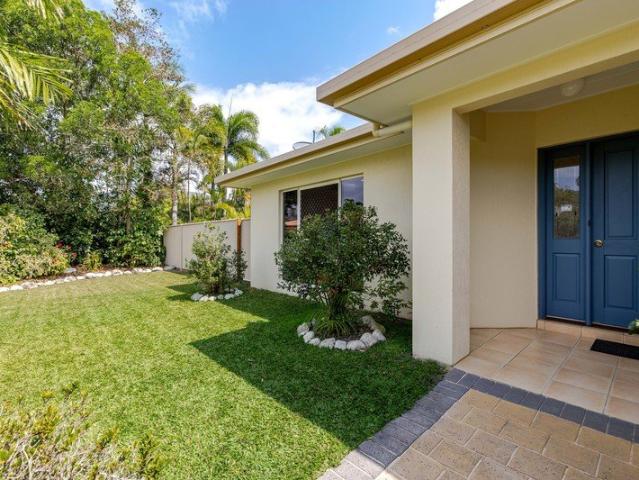 Wonderful cottage feel, beautiful established gardens, mature foxtail palms