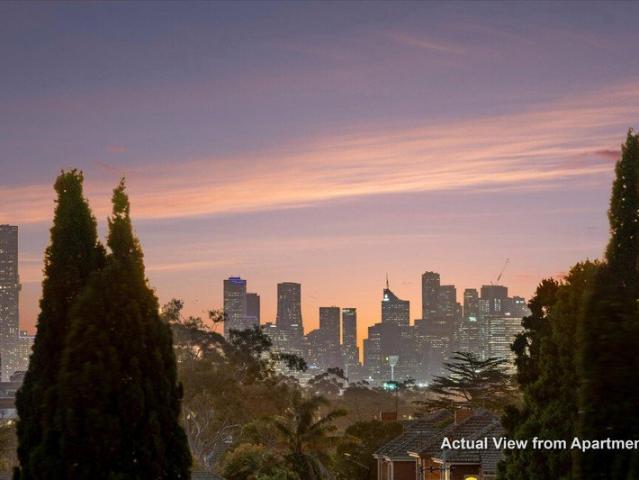 Wonderful City Skyline Outlook from Spacious Corner Apartment