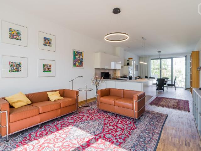 Wonderful and bright 3 room apartment with balcony in Kaskelkiez, Berlin Amsterdam Apartments for Rent