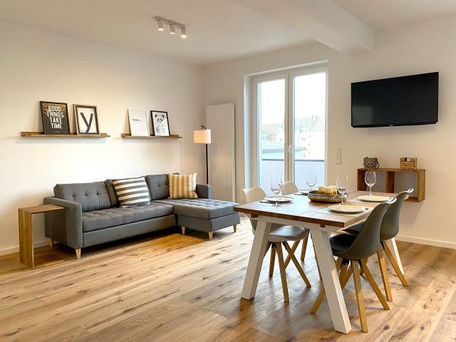 Wonderful, bright apartment in the middle of Düsseldorf with a balcony and its own large roof terrace facing west, Dusseldorf Amsterdam Apartments for Rent