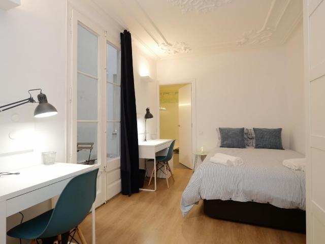 Wonderful double bedroom in a student flat, in the heart of Barcelona
