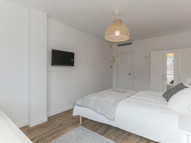Wonderful double bedroom with balcony in modern apartment in Gracia