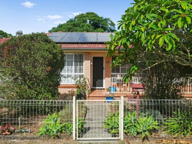 WONDERFUL LARGE BRICK HOME, SITTING ON A HUGE BLOCK !