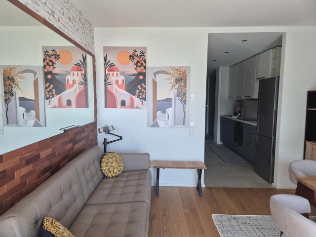 Wonderful modern home, quiet, only 5 min. away from train station