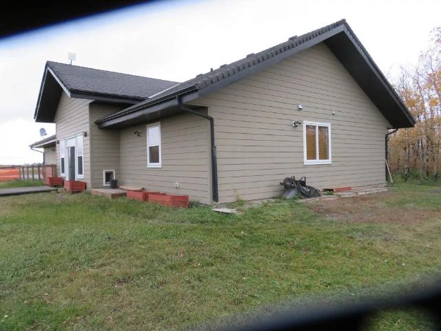 Wonderful Newer Country Home within the City of NE Airdrie — 2 Bedrooms Acreage