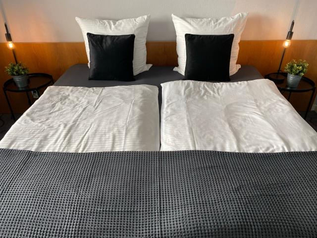 Wonderful, spacious 2 room apartment Cologne, including cleaning service and balcony