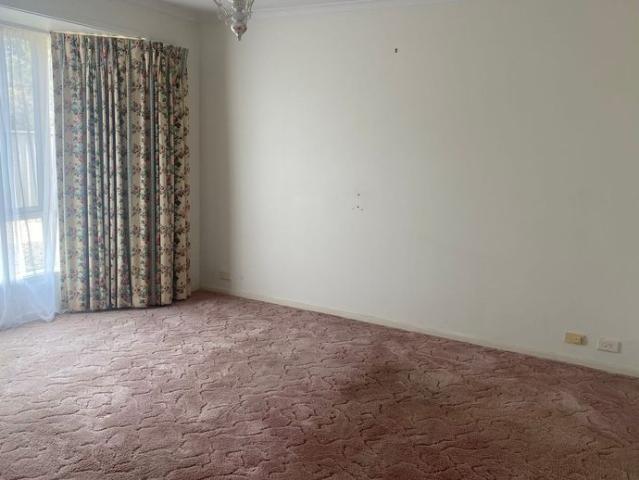 Wonderful Position Minutes Walk to Shopping Centre and River