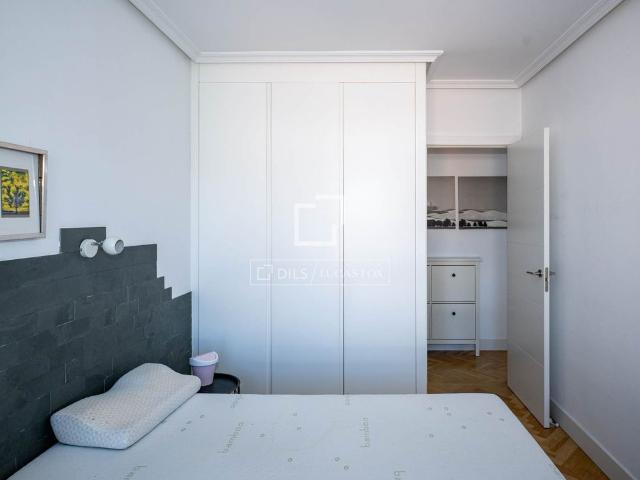 Wonderful penthouse with panoramic views for rent in a private residential complex with 24 hour security, a pool, and green areas located in a prime area of Aravaca, Madrid