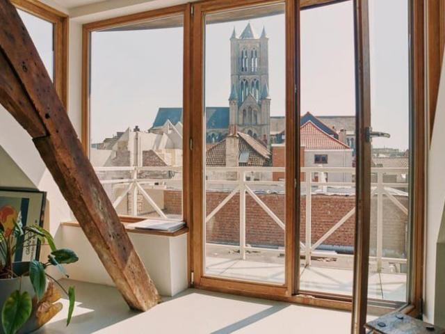 Wonen in een historisch gebouw met zicht op torens van Gent