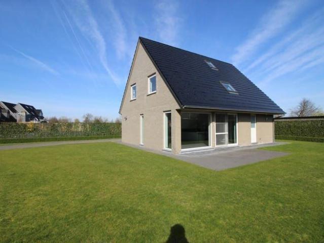 WONING in open bebouwing, met tuin, vier slaapkamers, drie a