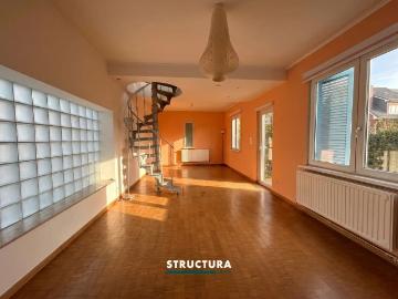 Woning met ruim terras en staanplaats