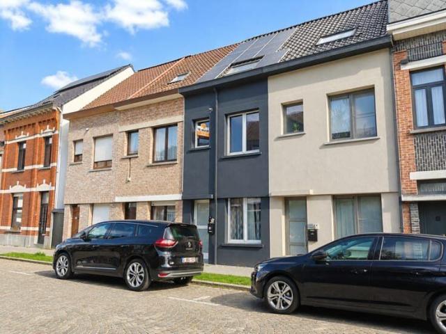 Woning met tuin en zonnepanelen te Lokeren