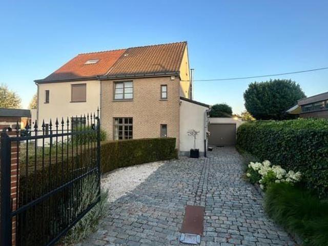 Woning met 2 slaapkamers, garage en tuin