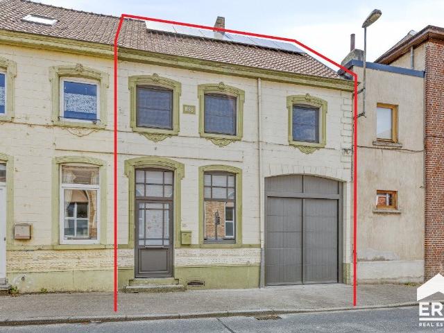 Woning met 2 slaapkamers, garage en tuin in centrum Meerbeke