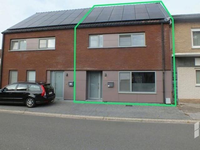 Woning met 2 slaapkamers, ruim terras en carport