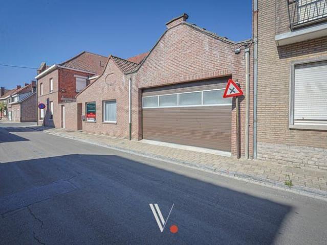 Woning met 2 slaapkamers, tuin en garage in centrum Izegem