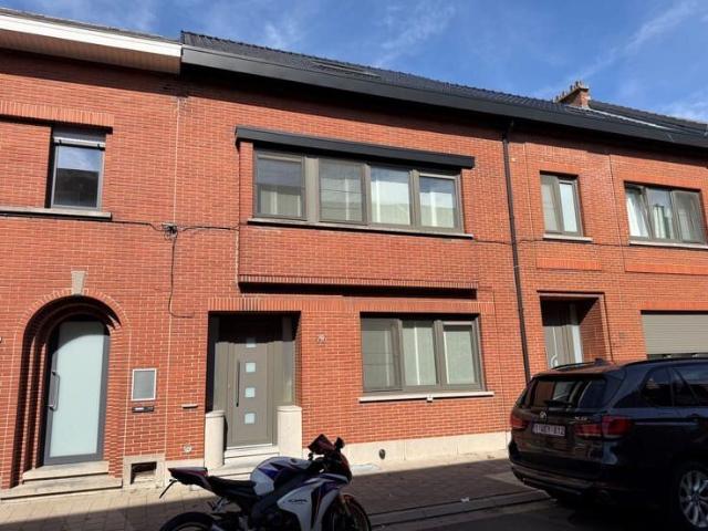 Woning met 3 slaapkamers, bureau en tuin