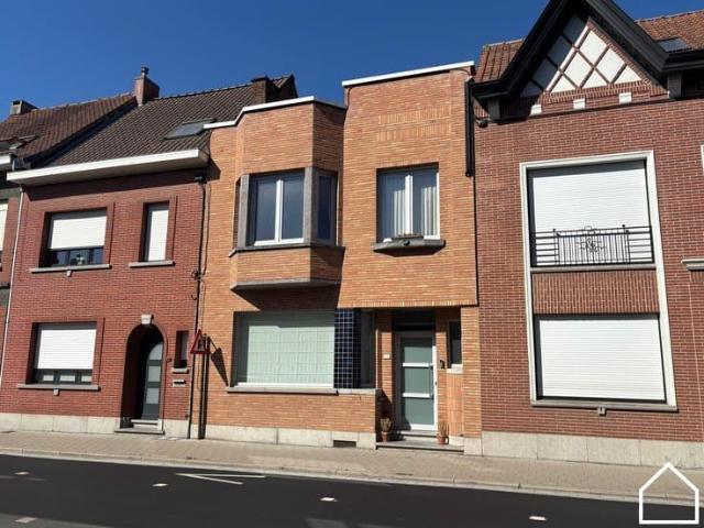 WONING MET 3 SLAAPKAMERS, GARAGE EN TUIN IN HET CENTRUM VAN