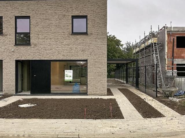 Woning met 3 slaapkamers en carport te Proven