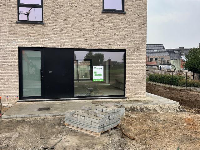 Woning met 3 slaapkamers en carport te Proven