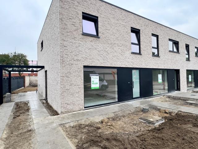 Woning met 3 slaapkamers en carport te Proven