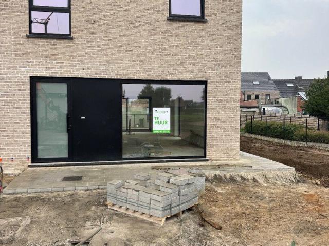 Woning met 3 slaapkamers en carport te Proven